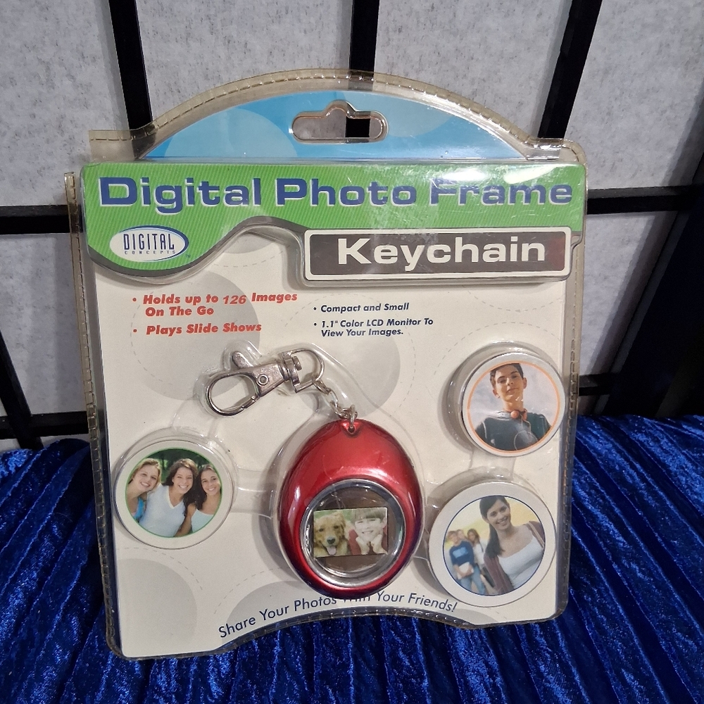 Red Digital Camera with Portable Display - Picture 5 of 12